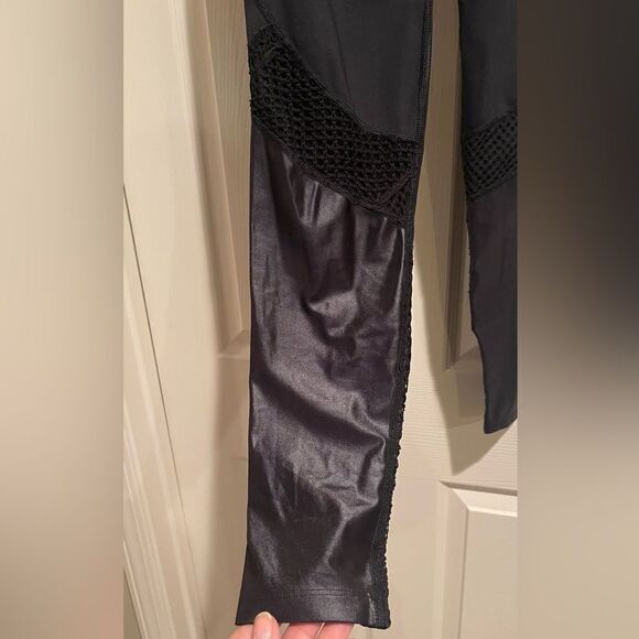 Alala Black 7/8 length workout leggings - netting and shiny calf size S - Picture 6 of 14